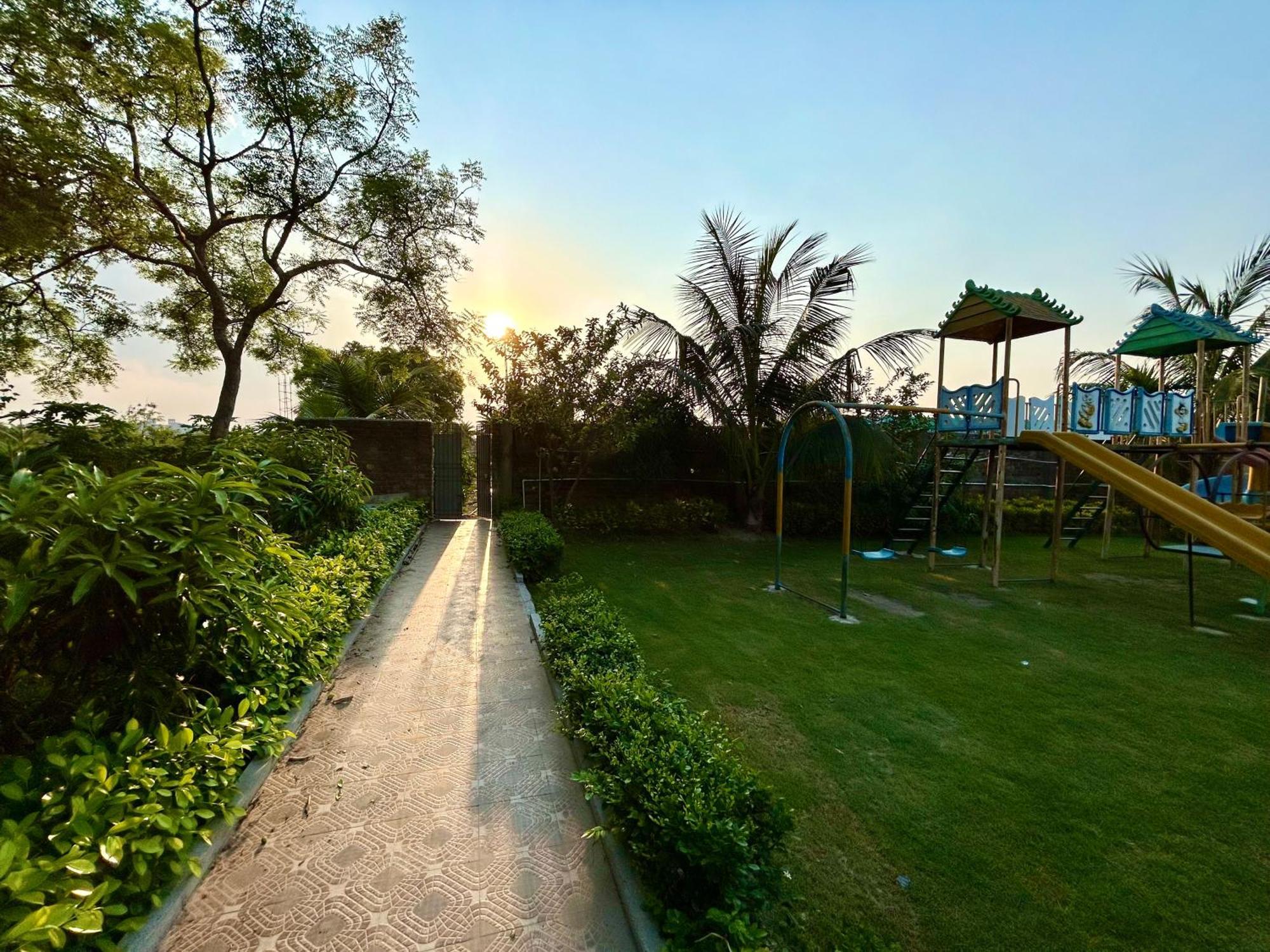 Palli Bangla Resort, Near Ruby Hospital, Anandapur Колката Екстериор снимка