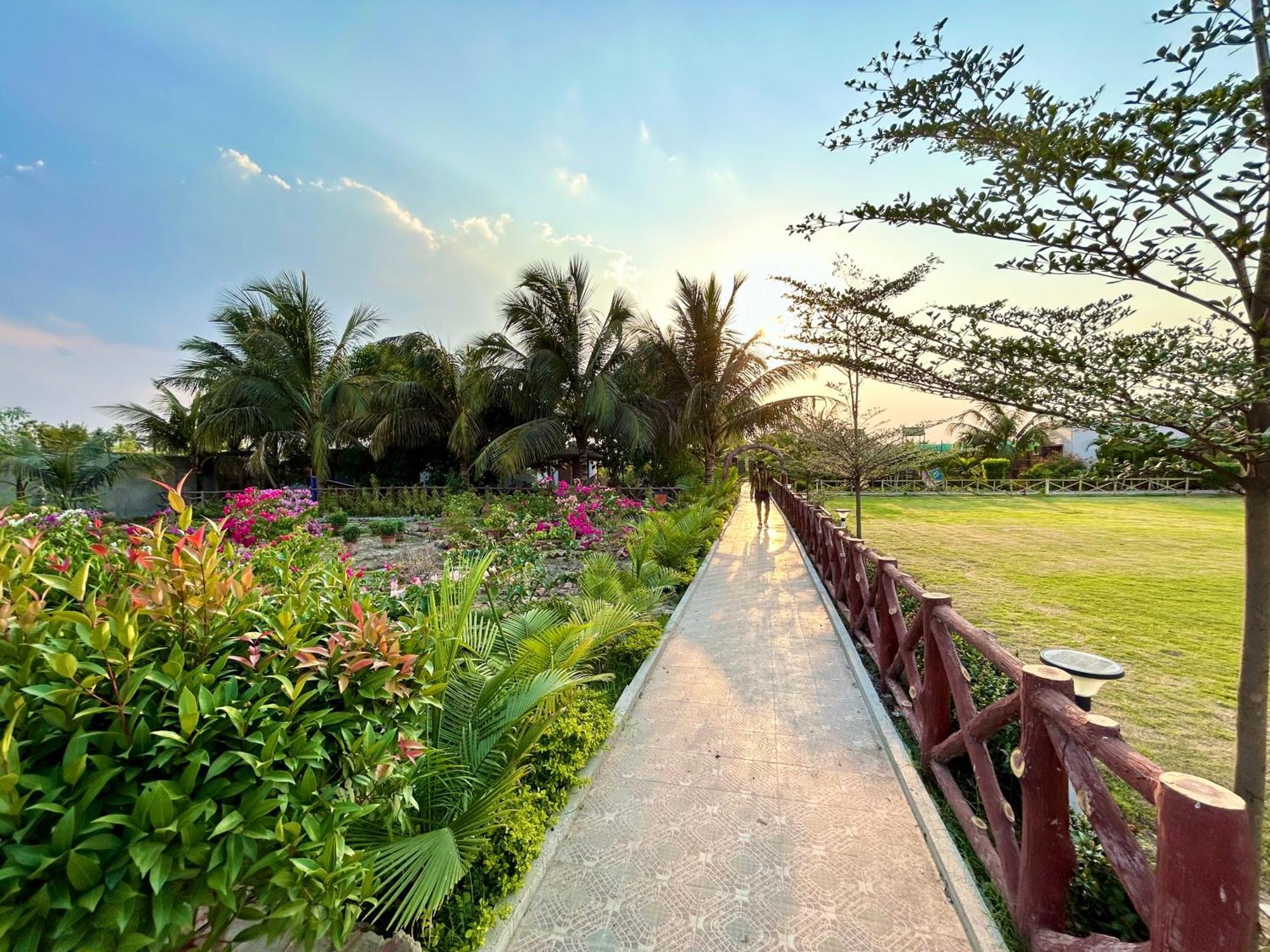 Palli Bangla Resort, Near Ruby Hospital, Anandapur Колката Екстериор снимка